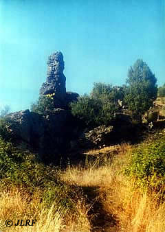 Roca en el camino de la Peraguda