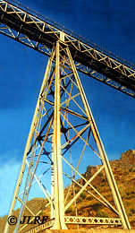 Uno de los pilares del puente de los Poyos