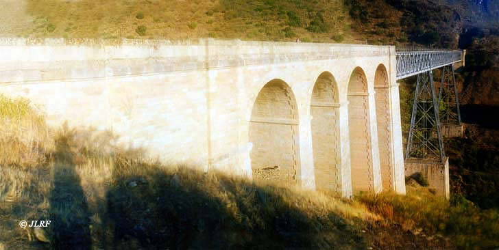 Arcos del puente del arroyo Lugar